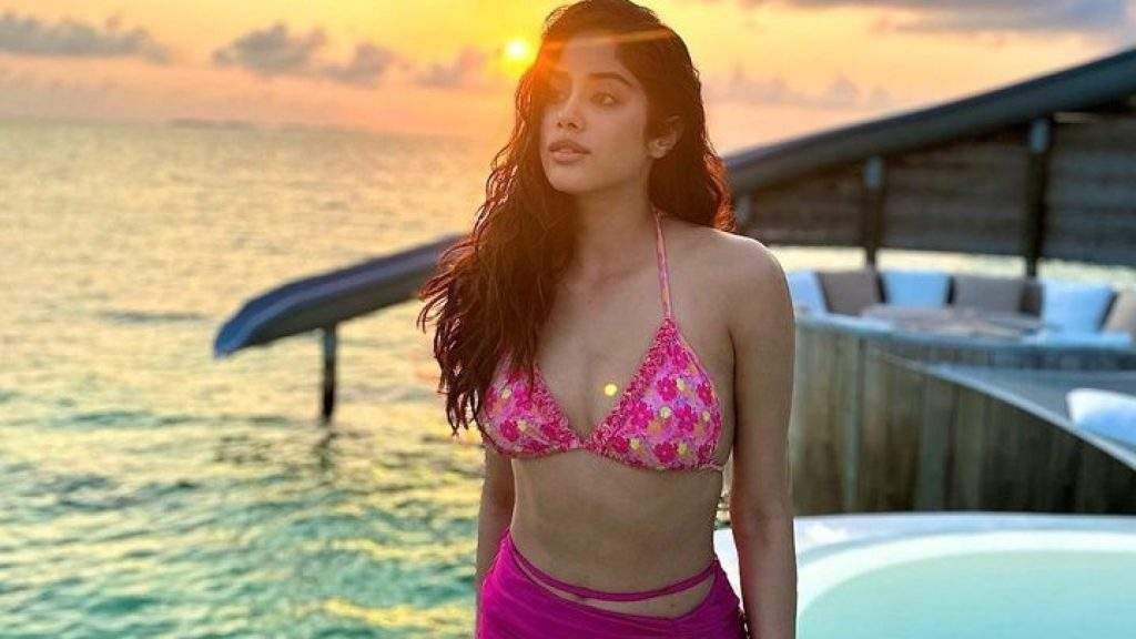 janhvi kapoor in red beach